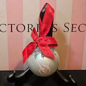 VICTORIAS SECRET - THE VICTORIA ORNAMENT (NWT)